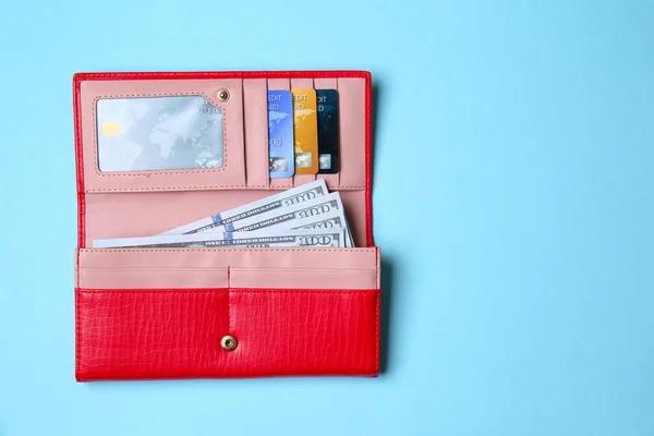 Brieftasche Mit Geld Und Kreditkarten Auf Farbigem Hintergrund — Stockfoto