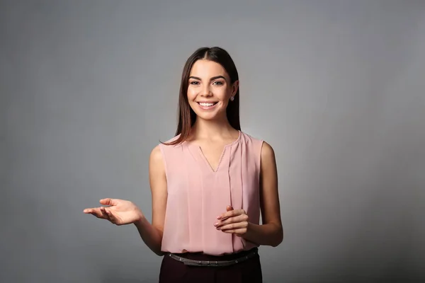 Retrato Bela Mulher Negócios Fundo Cinza — Fotografia de Stock