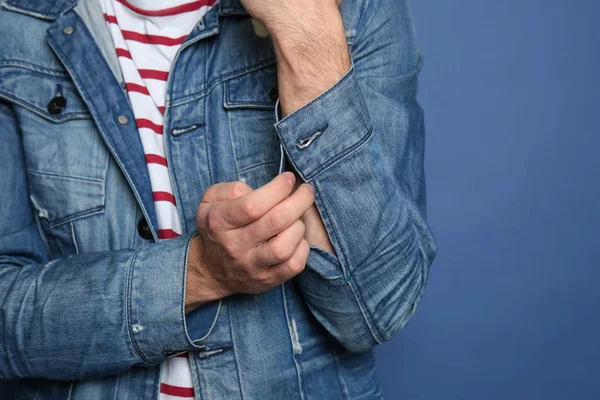 Modieuze Jongeman Jeans Jasje Kleur Achtergrond Close — Stockfoto