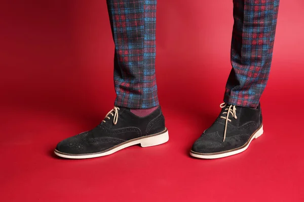 Jeune Homme Dans Des Chaussures Élégantes Sur Fond Couleur Gros — Photo