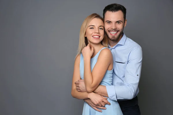 Elegante Jovem Casal Fundo Cinza — Fotografia de Stock