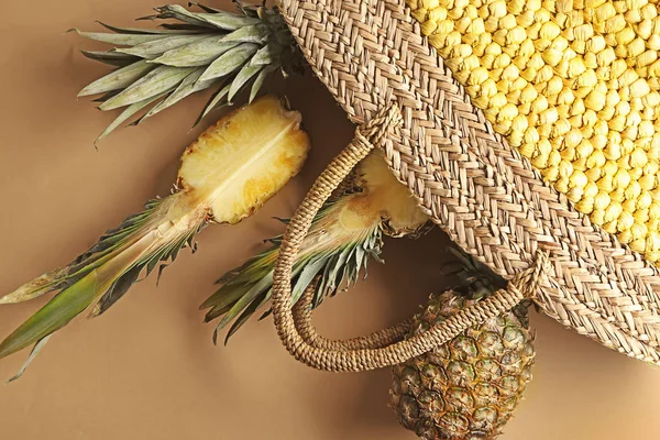 Beach Bag Ripe Tasty Pineapples Color Background — Stock Photo, Image