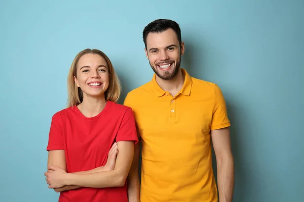 Elegante Pareja Joven Sobre Fondo Color — Foto de Stock