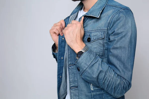 Jonge Man Stijlvolle Jeans Jasje Lichte Achtergrond Close — Stockfoto