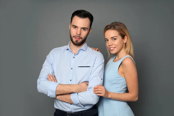 Elegante Pareja Joven Sobre Fondo Gris — Foto de Stock