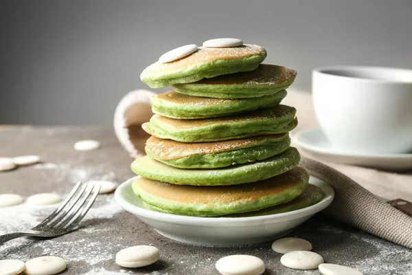 Вкусные Зеленые Блинчики Белым Шоколадом Сером Столе — стоковое фото