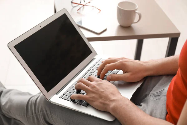 Young Man Working Laptop Home Closeup — Stock Photo, Image