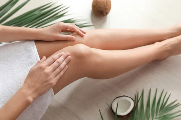 Beautiful Young Woman Applying Coconut Oil Home — Stock Photo, Image