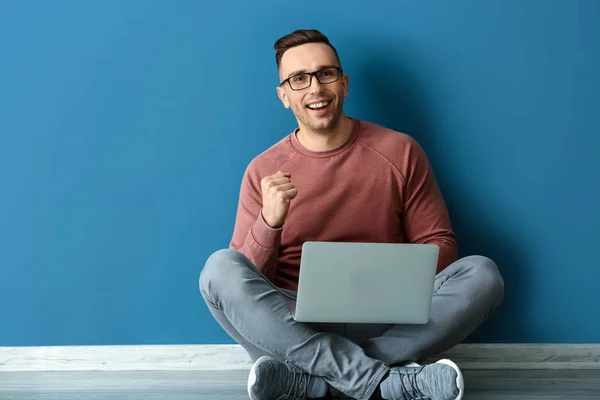 Successful Young Man Laptop Sitting Color Wall — Stock Photo, Image