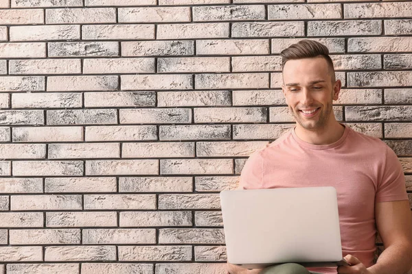 Joyeux Jeune Homme Avec Ordinateur Portable Près Mur Briques — Photo