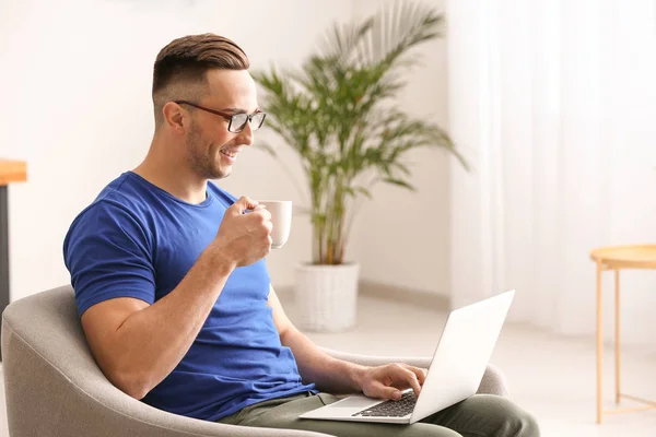 Jeune Homme Buvant Café Tout Travaillant Avec Ordinateur Portable Maison — Photo