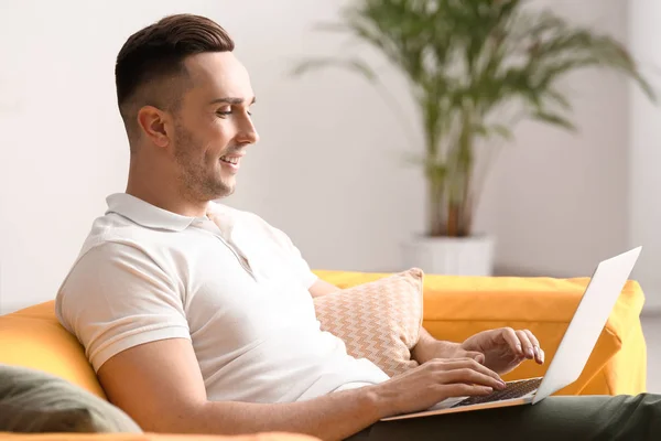 Jeune Homme Travaillant Avec Ordinateur Portable Maison — Photo