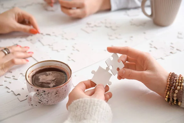 Menschen Die Tisch Rätseln — Stockfoto