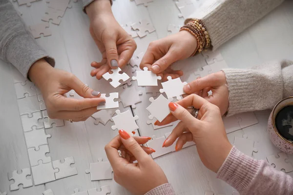 People Doing Puzzle Table — Stock Photo, Image
