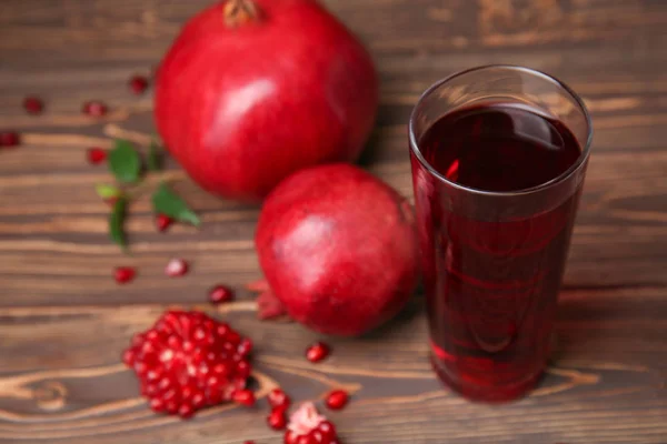 Vaso Sabroso Jugo Granada Sobre Mesa Madera — Foto de Stock