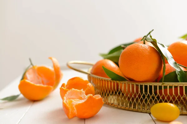 Mandarines Savoureuses Dans Plateau Métal Sur Table — Photo