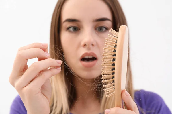 Жінка Проблемою Випадіння Волосся Білому Тлі Крупним Планом — стокове фото