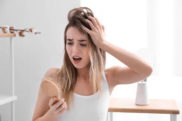 Mulher Com Problema Perda Cabelo Casa — Fotografia de Stock