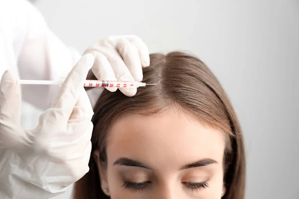 Femme Ayant Problème Perte Cheveux Recevant Injection Clinique — Photo