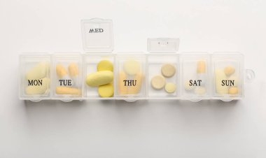 Beyaz arka plan üzerinde farklı haplarla Plastik Konteyner