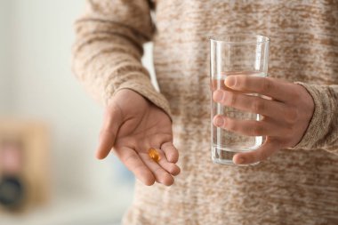 Hap ve su, closeup ile genç adam