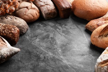 Taze pişmiş ekmek ürünleri gri arka plan üzerinde