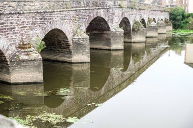 Çok güzel bir taş köprü şehirde Nehri üzerinde