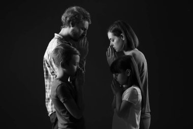 Aile koyu arka plan üzerinde dua