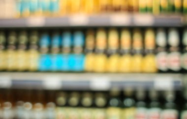 Çeşitli alkollü içecekler bulanık görünüm mağaza raflarında