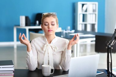 Güzel iş kadını ofiste tabloda, meditasyon