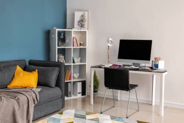 Oda iç tasarımcısında modern çalışma alanı