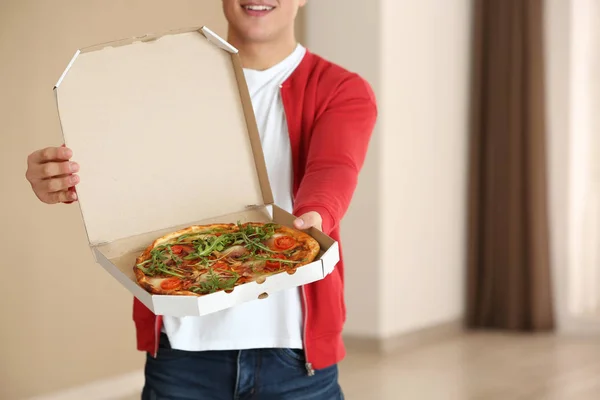 Junger Mann Hält Schachtel Mit Leckerer Pizza Drinnen — Stockfoto