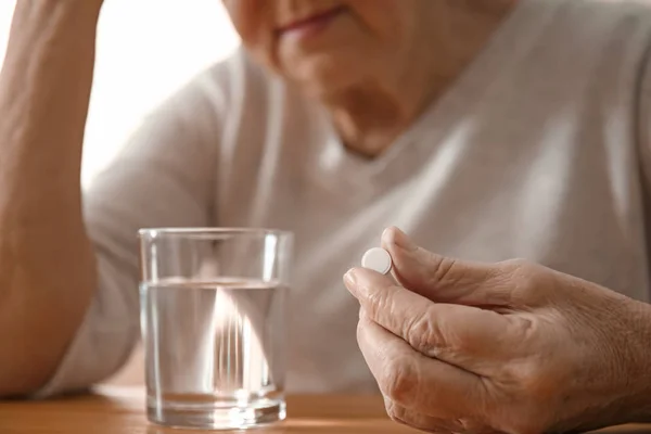 Donna Anziana Che Prende Pillola Tavola — Foto Stock