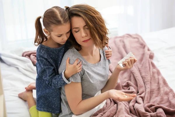 Klein Meisje Haar Moeder Met Pillen Bed — Stockfoto