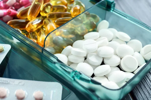 Műanyag Konténerek Különböző Tabletták Asztalon Vértes — Stock Fotó