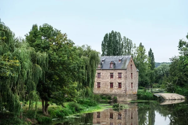 Immeuble Dans Parc Verdoyant Avec Bel Étang — Photo