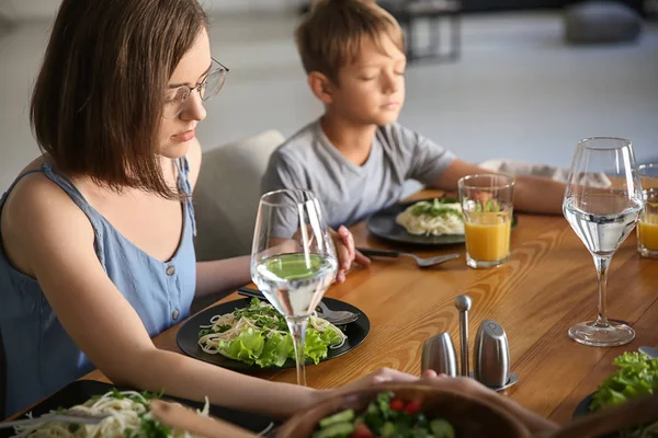 Family Praying Meal Home — Stock Photo, Image