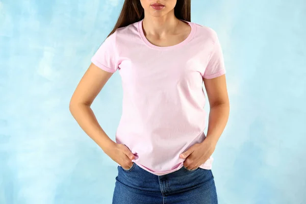 Jonge Vrouw Stijlvol Shirt Lichte Achtergrond — Stockfoto