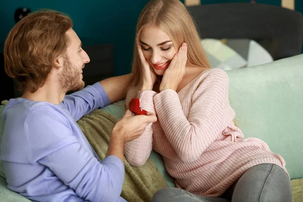 Joven Proponiéndole Matrimonio Amado Casa — Foto de Stock