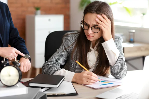 Boss Reminding Young Woman Duration Office — Stock Photo, Image