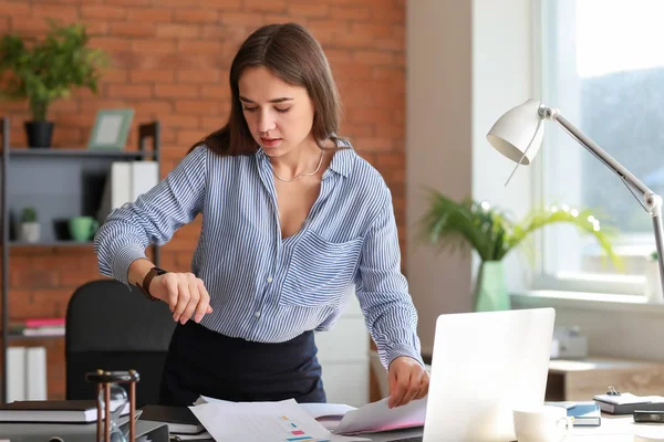 Donna Affari Stressata Che Cerca Rispettare Scadenza Carica — Foto Stock