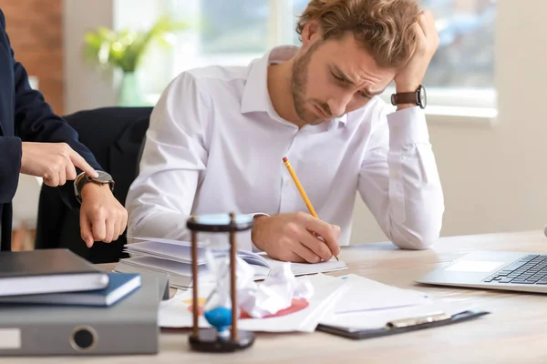 Boss Reminding Young Man Duration Office — Stock Photo, Image