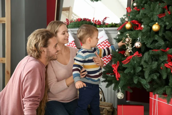 Šťastná Rodina Zdobení Vánoční Stromeček Doma — Stock fotografie