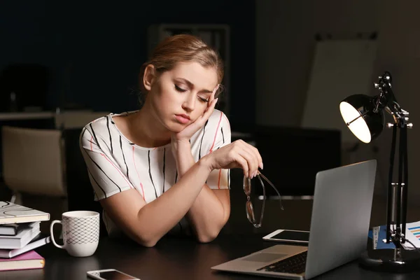 Empresária Cansada Trabalhando Escritório Tarde Noite — Fotografia de Stock