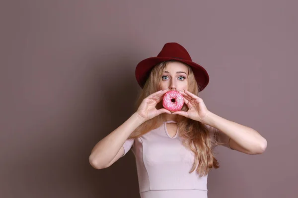 Смішна Молода Жінка Смачним Пончиком Кольоровому Фоні — стокове фото