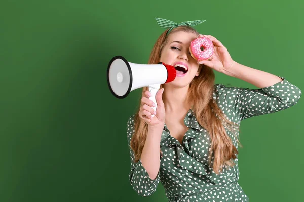 Mujer Joven Divertida Con Sabroso Donut Megáfono Sobre Fondo Color — Foto de Stock