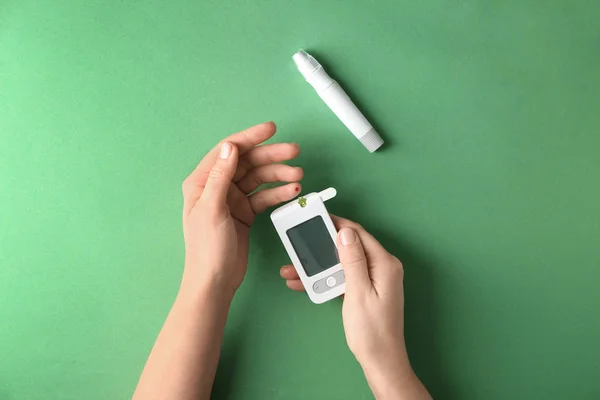 Woman Measuring Glucose Level Digital Glucometer Color Background Diabetes Control — Stock Photo, Image