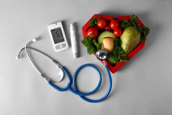 Glicosímetro Digital Com Caneta Lancet Estetoscópio Alimentos Saudáveis Sobre Fundo — Fotografia de Stock