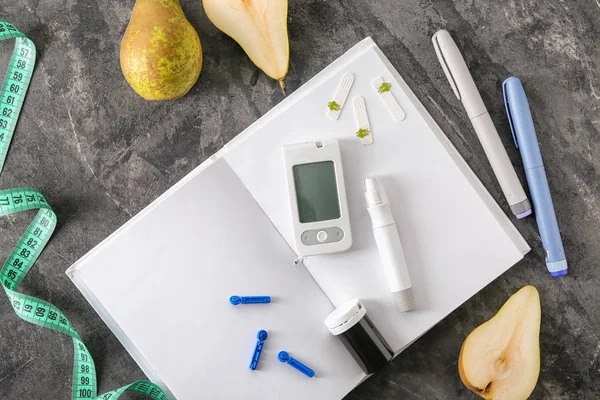 Samenstelling Met Glucometer Notitieblok Een Grijze Achtergrond Diabetes Control — Stockfoto