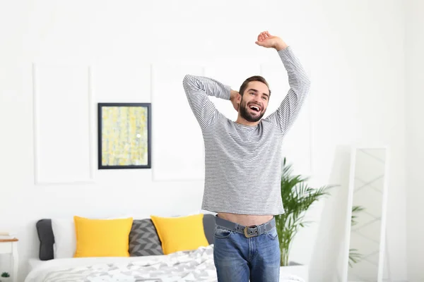 Jovem Bonito Dançando Casa — Fotografia de Stock